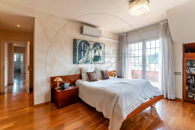 Foto 49fb9cda-d6a3-4ab8-9f56-de60f8e4a389. Maison avec cheminée chauffage parking piscine dans Sant Cugat del Vallès