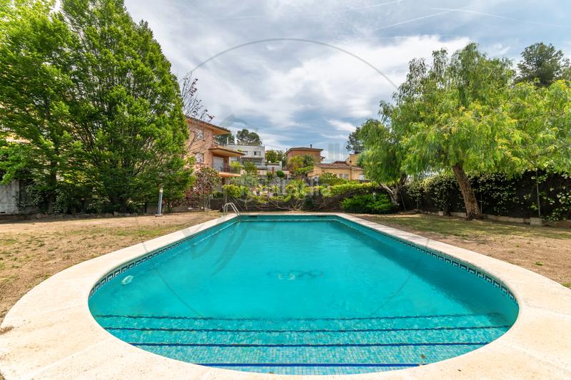 Foto 5403030c-60a6-4345-bfda-e346556c2a9b. Maison avec cheminée chauffage parking piscine dans Sant Cugat del Vallès