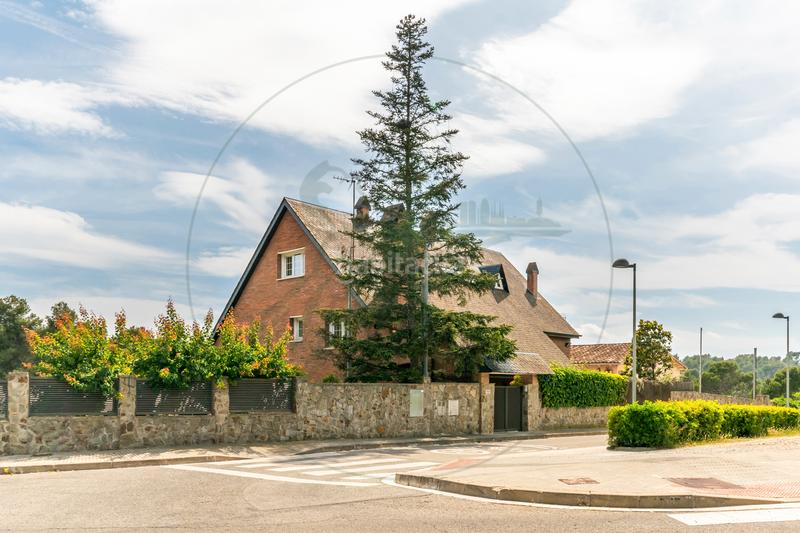 Foto e05701db-c20b-4205-b70e-bf93eedf95bd. Maison avec cheminée chauffage parking piscine dans Sant Cugat del Vallès