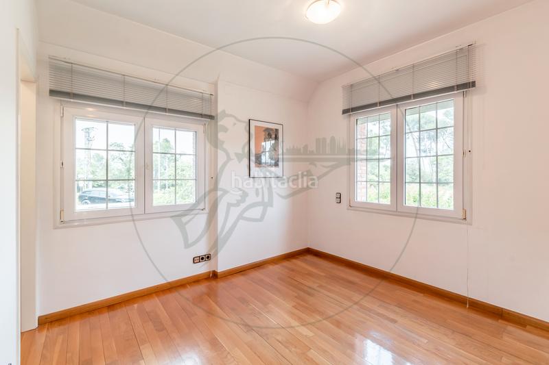 Foto f7a26c95-cadb-469b-b5ab-74491e6af446. Maison avec cheminée chauffage parking piscine dans Sant Cugat del Vallès