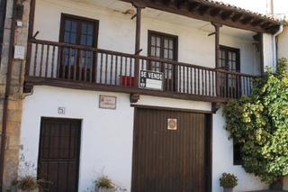Casa aparellada a Cabezón de la sal - plaza del carmen 3. Casa rustica para reformar en cabezon de la sal