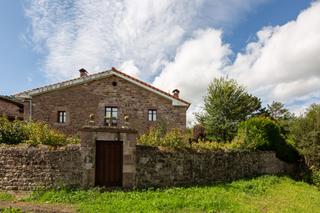 Casa aparellada  Santibáñez - bo santibañez 34. Chalet de piedra pareado con jardin en santibañez, cabezon de la