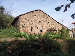 Casa aparellada a Lamasón - bo cires. Casa de piedra pareada con huerta en cires, lamasón