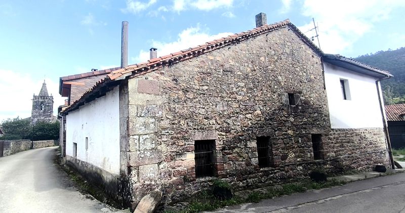 Foto 52e91a40-aa3a-46d8-84fb-ebcabde267c1. Casa aparellada amb calefacció aparcament a Mazcuerras