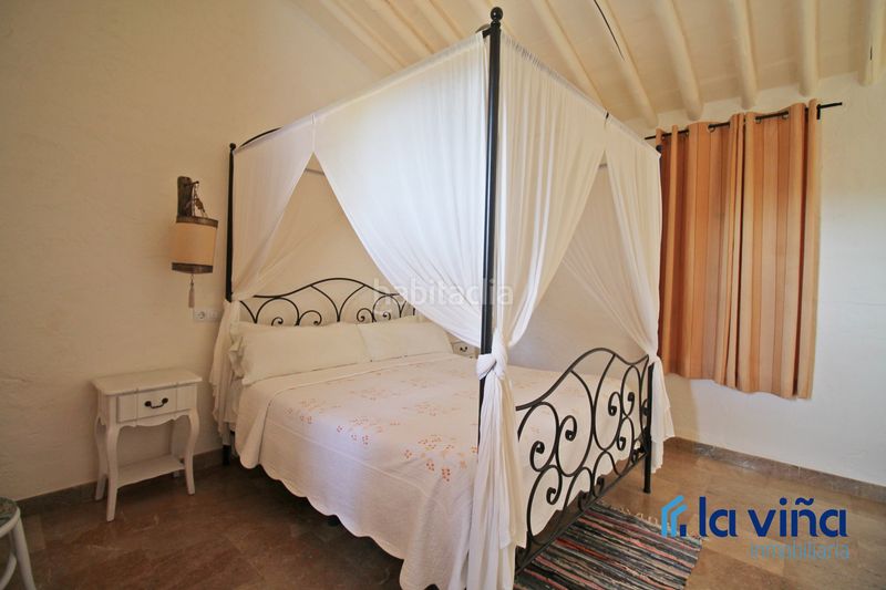 Foto 1f94f875-bb81-4eb0-84b3-cc91deee3e53. Masia amb xemeneia aparcament piscina a Martín de la Jara