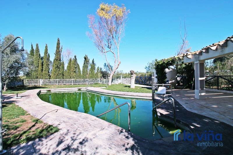 Foto 2c6f094c-292c-483c-a70e-26c8e7afd25d. Masia amb xemeneia aparcament piscina a Martín de la Jara