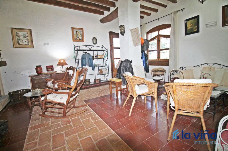 Foto 2d60fda2-d79e-49a2-b03b-092d7a2d7681. Masia amb xemeneia aparcament piscina a Martín de la Jara