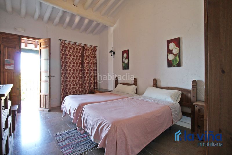 Foto 2f13a453-776f-4201-8735-e9a3cbacd076. Masia amb xemeneia aparcament piscina a Martín de la Jara