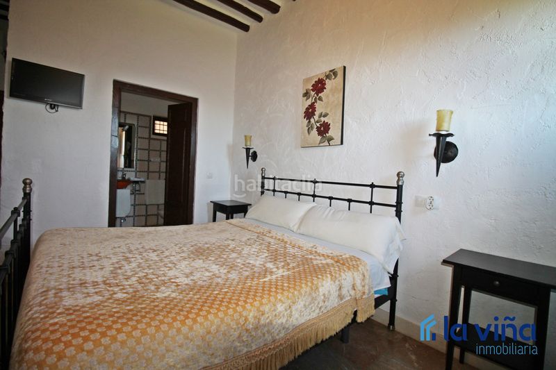 Foto 415e512a-c9b6-4b00-8815-b22f9c68e0ee. Masia amb xemeneia aparcament piscina a Martín de la Jara