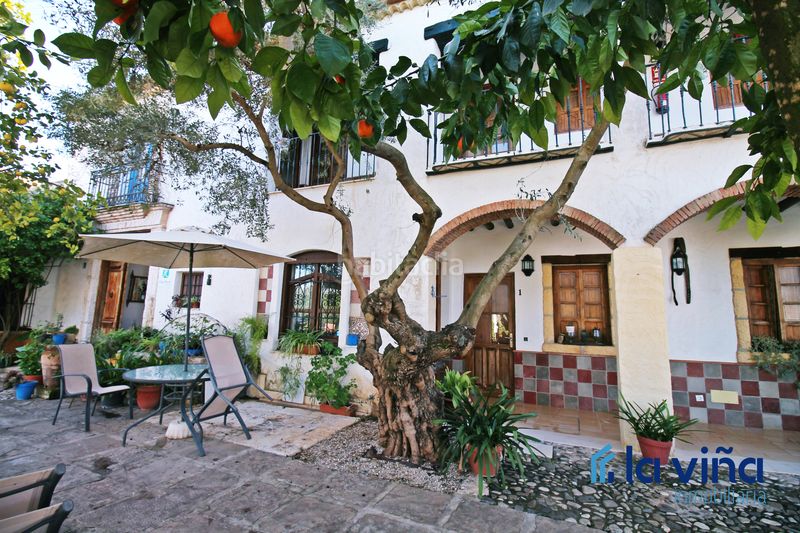 Foto 58a2f787-9972-4250-9bad-7f924f814a06. Masia amb xemeneia aparcament piscina a Martín de la Jara