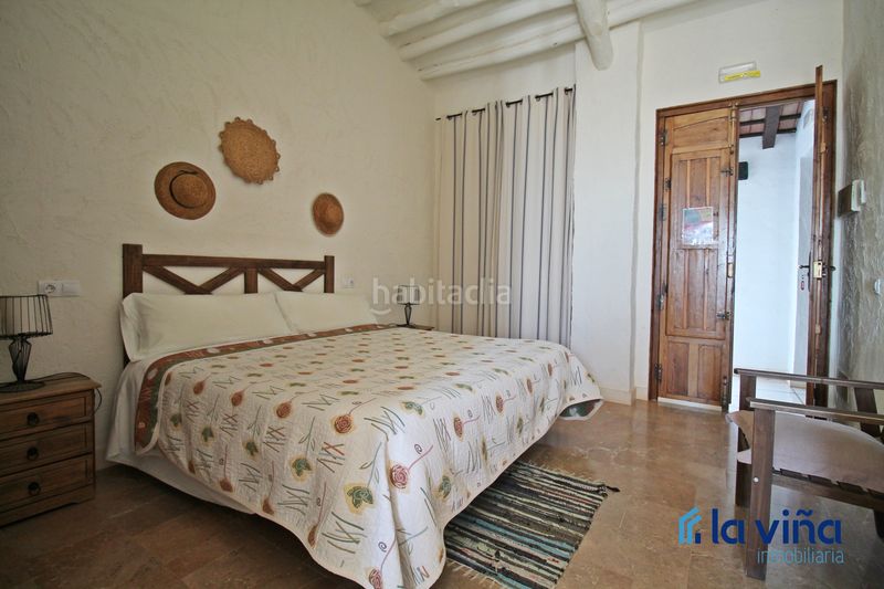 Foto 67a28115-d8c6-4e61-981f-00634d3bc171. Masia amb xemeneia aparcament piscina a Martín de la Jara