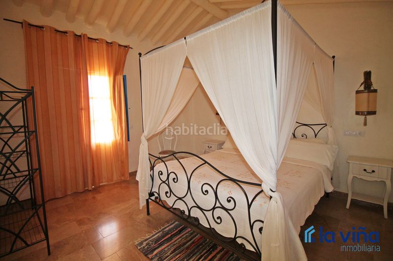 Foto 68abab73-dc14-4c18-92b2-3ad67a228855. Masia amb xemeneia aparcament piscina a Martín de la Jara