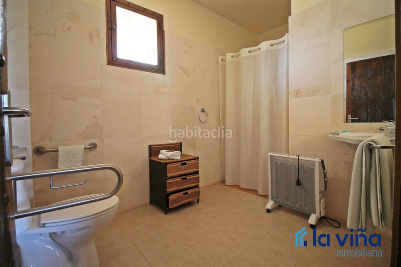 Foto 992019af-7383-4365-afa9-268c6cb9938c. Masia amb xemeneia aparcament piscina a Martín de la Jara