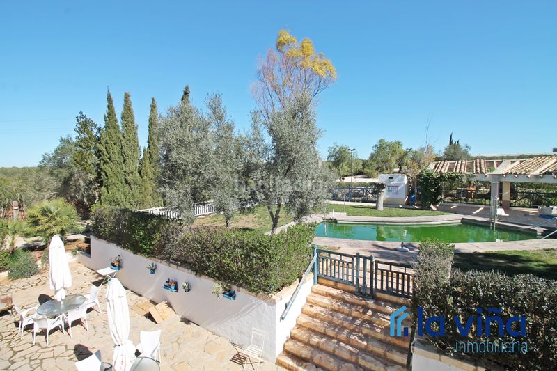 Foto b905ec8d-0936-448d-a94a-246a0cd19816. Masia amb xemeneia aparcament piscina a Martín de la Jara