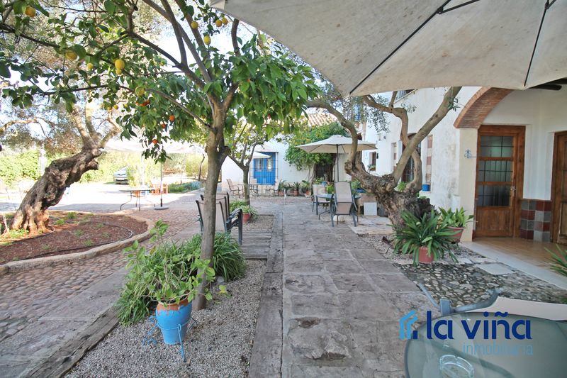 Foto c65766b9-ecb1-4667-aab0-3f81fe7d9843. Masia amb xemeneia aparcament piscina a Martín de la Jara