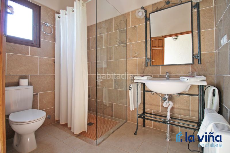 Foto d5d5948a-054d-4685-9f1f-56a3454cbde3. Masia amb xemeneia aparcament piscina a Martín de la Jara