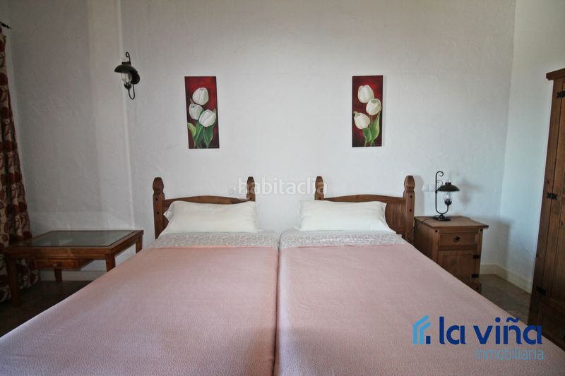 Foto e21d7ddc-bbd8-4451-a226-83f739d31678. Masia amb xemeneia aparcament piscina a Martín de la Jara