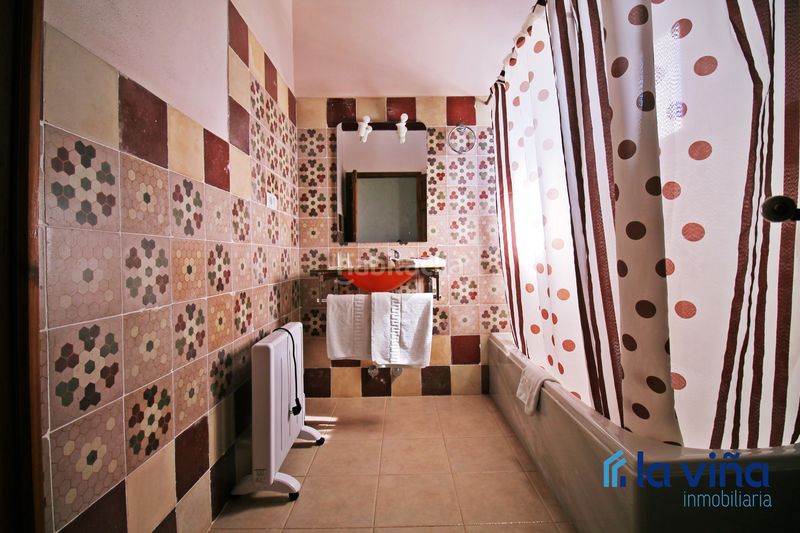 Foto e2eb9149-cbb8-42ea-a1d8-276df659e81f. Masia amb xemeneia aparcament piscina a Martín de la Jara