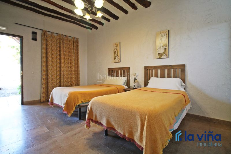 Foto f7a3fe61-0092-4fd4-8dab-da02fb7a83ce. Masia amb xemeneia aparcament piscina a Martín de la Jara