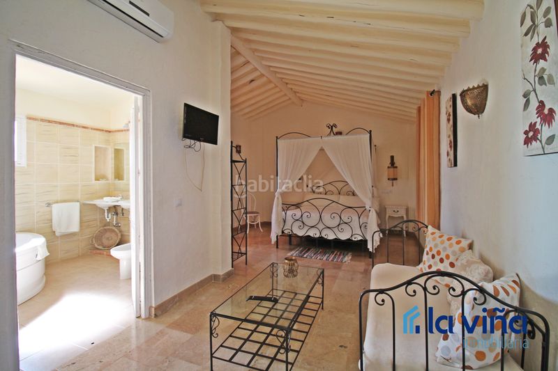 Foto f8650070-daf2-45f1-ab2d-d95d5e2bdf3b. Masia amb xemeneia aparcament piscina a Martín de la Jara