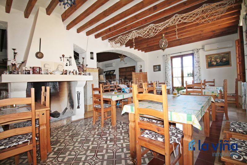 Foto fb7cf879-097a-4f68-90cf-5a9180d14e37. Masia amb xemeneia aparcament piscina a Martín de la Jara