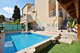 Chalet à Calle puerto de mazarrón sn. Chalet semiadosado con piscina en bolnuevo