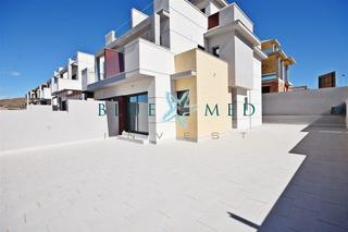 Chalet in Calle embarcación antina ii 107. Villa pareada con gran parcela en el alamillo