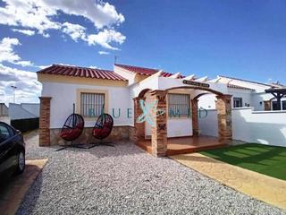Chalet in Mazarrón Casco Urbano. Chalet de 2 dormitorios y 2 baños con piscina comunitaria