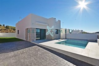Chalet in Calle calesa 3. Villa de obra nueva en country club