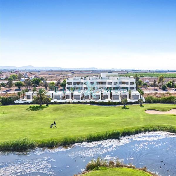 Foto a694c5c7-9d34-4750-b779-228bf4075d3f. Chalet villas y apartamentos exclusivos al lado del golf en Alcázares (Los)