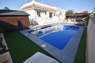 Chalet  Calle finana. Preciosa villa de 2 dormitorios y 2 baños en las afueras del sec
