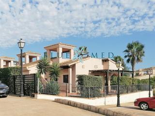 Casa  Calle de alemania. Villa en esquina con jardín y piscina comunitaria en hacienda de