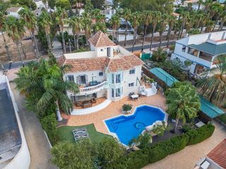 Chalet in Avenida del oeste 1. Villa de lujo a dos pasos de la playa