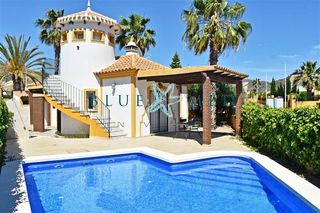 Xalet  Calle calle atalaje. Villa independiente en esquina con piscina privadaen country clu