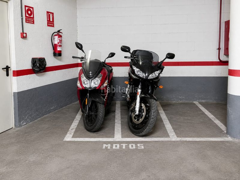 Foto 23fae2af-b4d4-4c39-8802-3bfd6cc7bf68. Motorradparkplatz in El Bibio - Parque Gijón