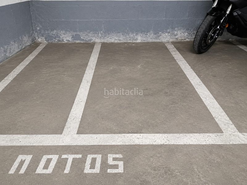 Foto 4c3b2f63-f5c5-4601-826c-6ea03f10988b. Motorradparkplatz in El Bibio - Parque Gijón