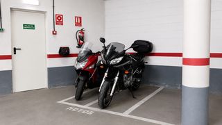 Motorradparkplatz in El Bibio - Parque. Plaza de garaje para moto en el bibio
