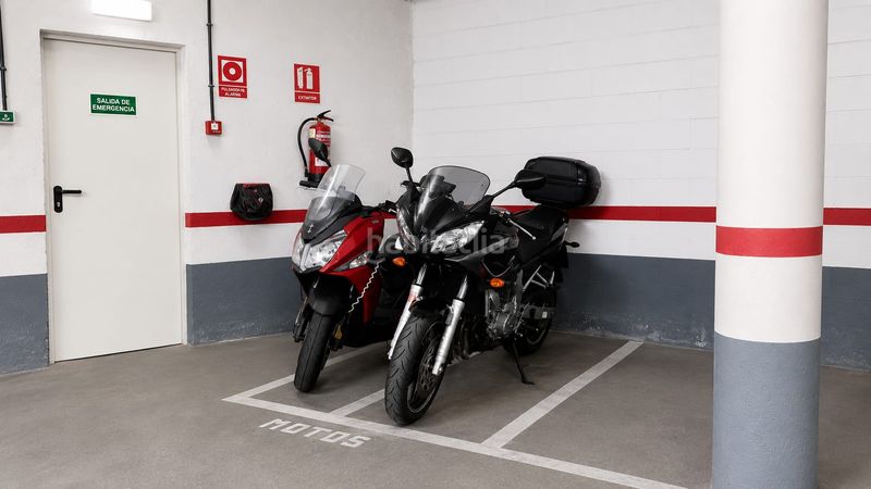 Foto 6aac44dc-e838-49c1-8111-591c0e1e5c24. Motorradparkplatz in El Bibio - Parque Gijón