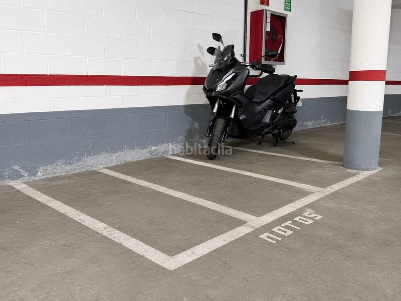 Foto 6de86098-8462-4833-b36b-5b7b3642d9e2. Motorradparkplatz in El Bibio - Parque Gijón