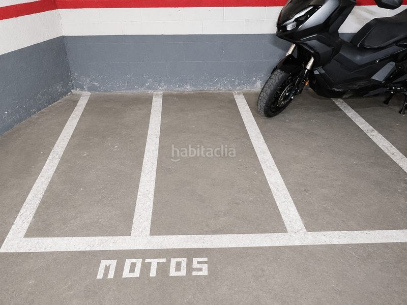 Foto 7b3cec1e-34bb-498d-a5df-0bef400a694f. Motorradparkplatz in El Bibio - Parque Gijón