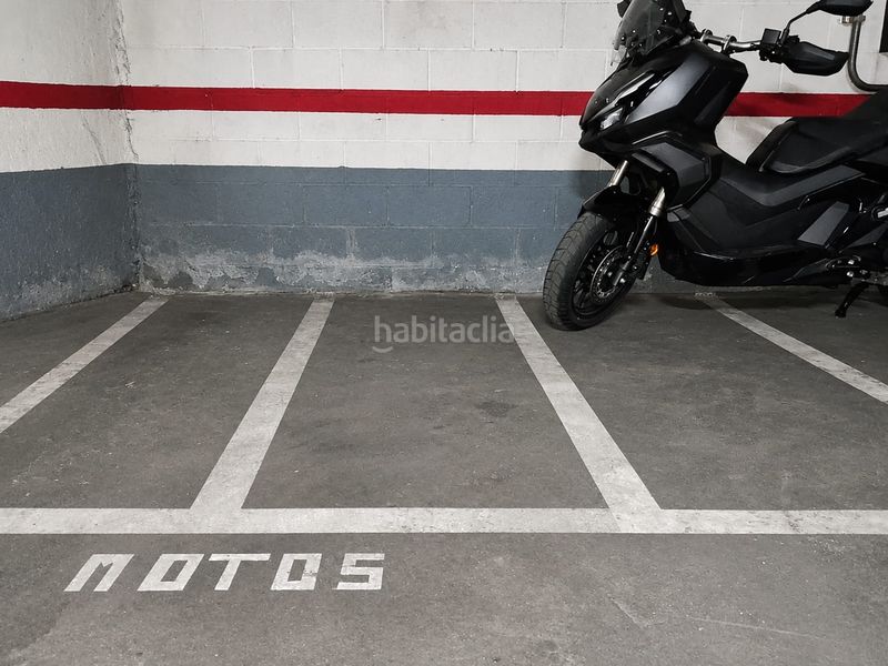 Foto a76db45c-132c-4dab-9c51-47f82f42e4cb. Motorradparkplatz in El Bibio - Parque Gijón