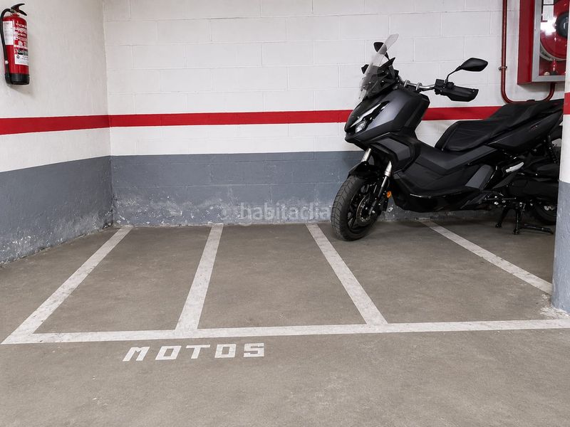 Foto c53d3be6-798d-4439-81e9-a2d2974018a7. Motorradparkplatz in El Bibio - Parque Gijón