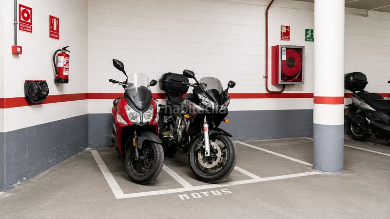 Foto f410ffeb-d096-4ff7-89d1-f5770b150a85. Motorradparkplatz in El Bibio - Parque Gijón