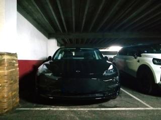 Autoparkplatz in Perchera. Plaza de garaje para coche grande y dos motos en nuevo gijón