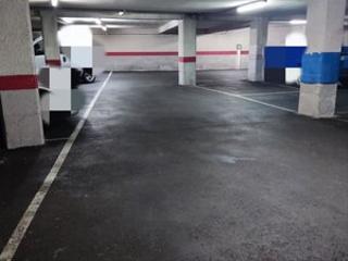 Autoparkplatz in Centro. Plaza de garaje para coche mediano.