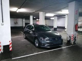 Autoparkplatz in Llano. Plaza de garaje para coche grande y dos motos
