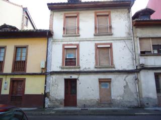 Edifici a Laviana. Casa para reformar en el centro de pola de laviana.