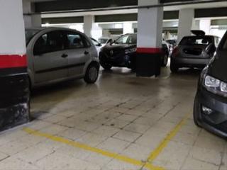 Autoparkplatz in Centro. Plaza de garaje en el centro - puerto