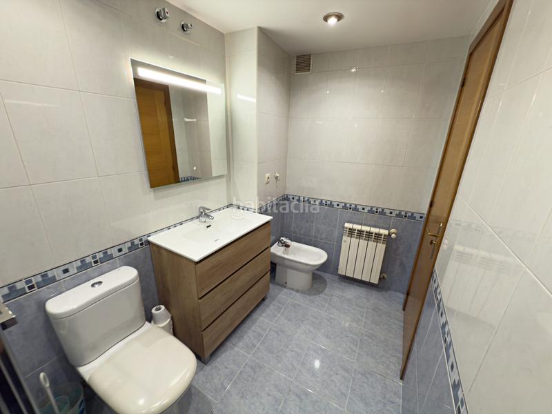 Foto 0e3ee8d4-3a9a-4f8a-a3d1-63f2781855d7. Piso en avenida de galicia 21 piso semi-nuevo de 2 habitaciones y 2 baños con terraza, trastero y local comercial. en Gijón