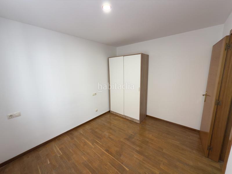 Foto 462dbb74-6a0d-4338-b432-b324e7d6270e. Piso en avenida de galicia 21 piso semi-nuevo de 2 habitaciones y 2 baños con terraza, trastero y local comercial. en Gijón